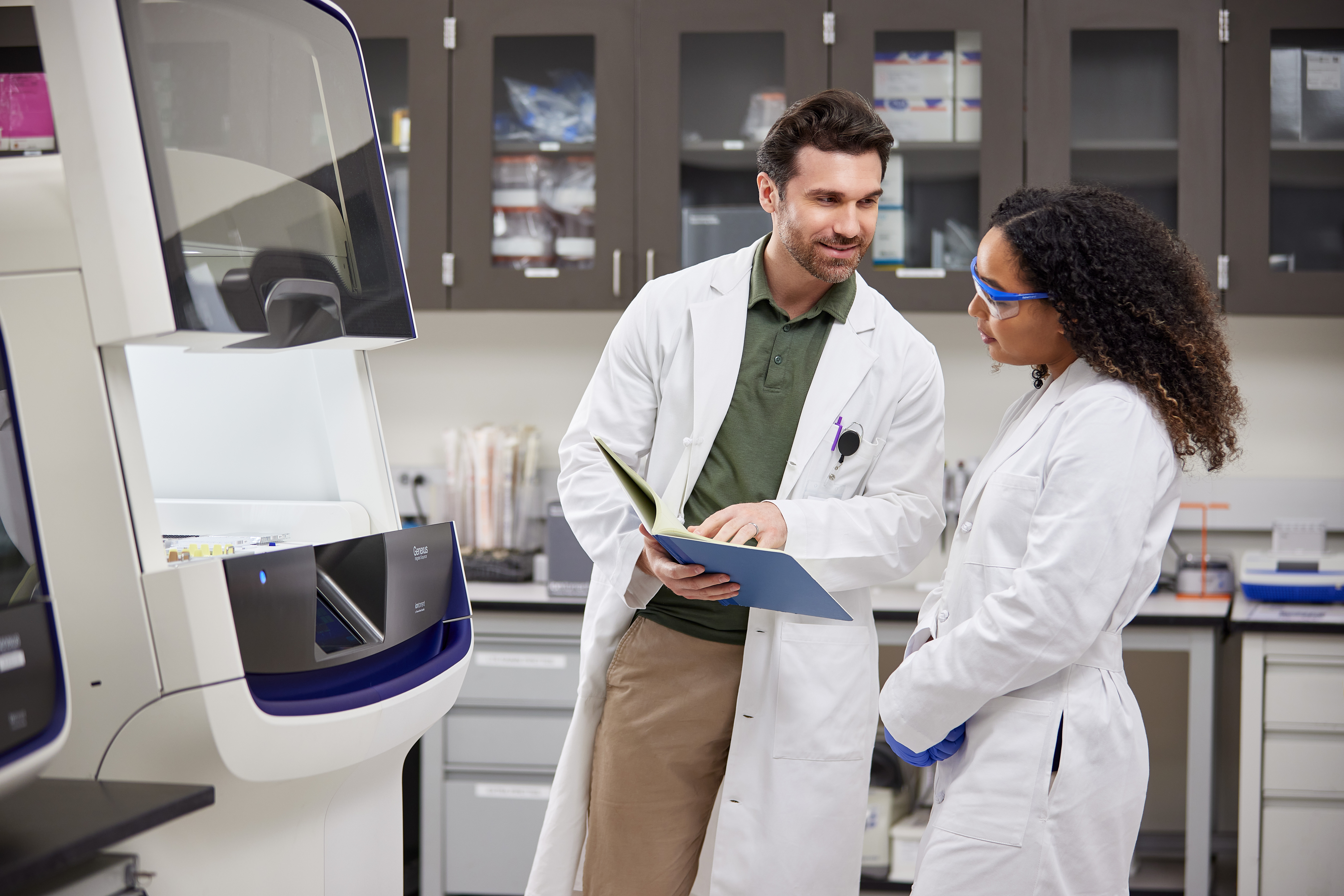 diagnosticians in lab